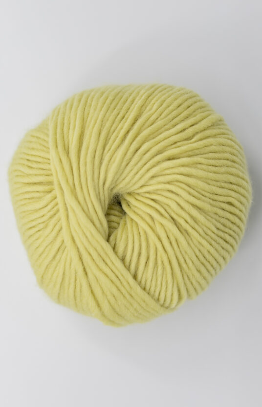 lime gul tykt garn. Fargerikt garn til strikk på pinne 5-8 mm. nettbutikk gult garn ullgarn