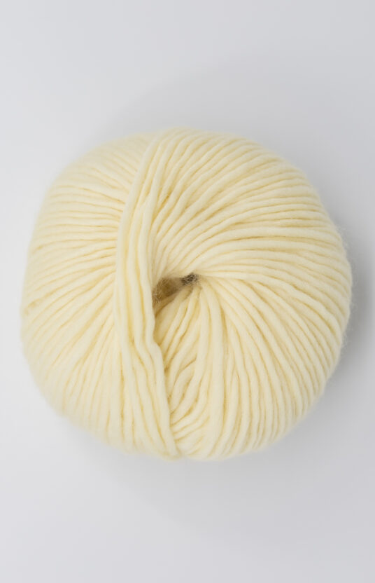 lys gul garn. Pastellgul garn til strikk på pinne 5-8 mm. nettbutikk fargerikt garn hip wool