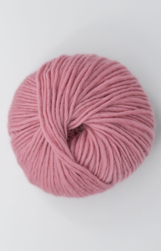 Garn dempet rosa farge. Fargerikt garn til strikk på pinne 5-8 mm. nettbutikk fargerikt garn gammelrosa