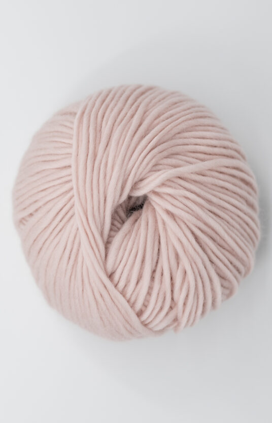 lys rosa garn. Støvet lyserosa Fargerikt garn til strikk på pinne 5-8 mm. nettbutikk pastell garn