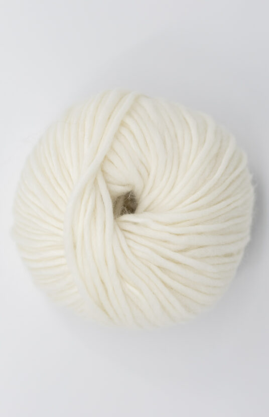 lys gul garn. Pastellgul garn til strikk på pinne 5-8 mm. nettbutikk fargerikt garn hip wool