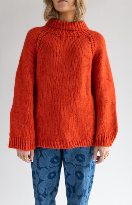 strikkegenser høy hals raglan strikkeoppskrift enkel genser varm kosegenser Hip Wool