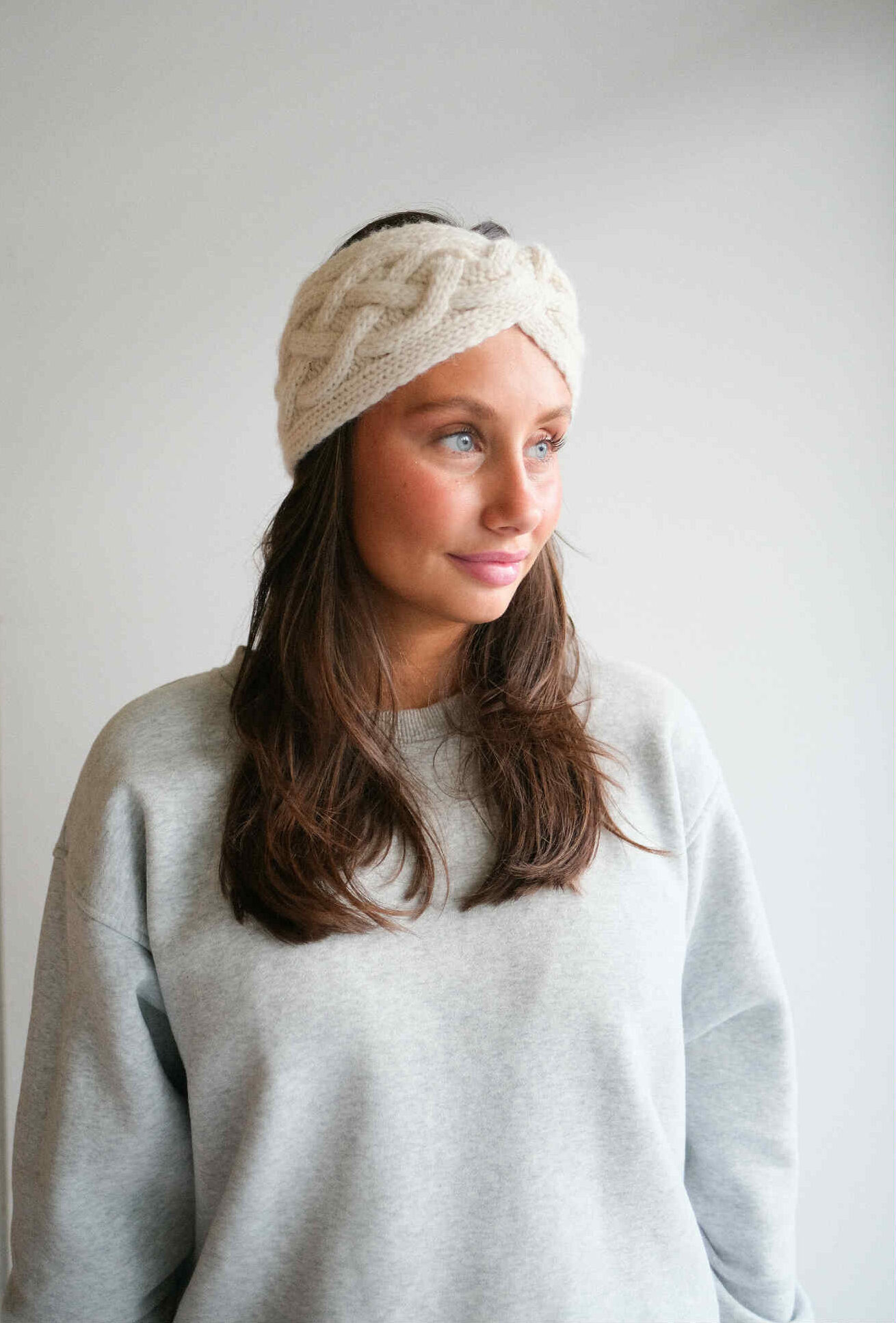 Snowdance headband knitting pattern - HipKnitShop strikkeoppskrift pannebånd dame flettestrikk gavestrikk dame