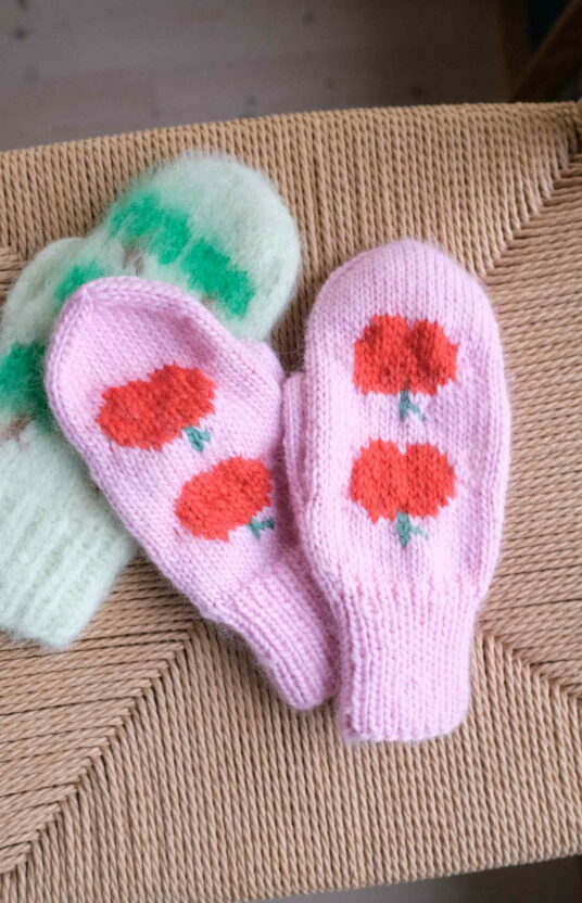 strikkevotter med frukt eple votter mønster strikkeoppskrift rosa vottern med røde epler