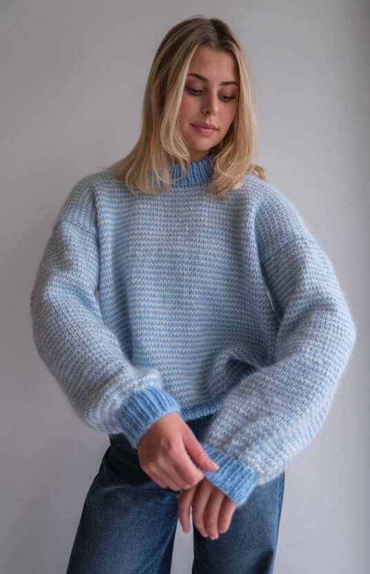 strikkeoppskrift enkel genser med striper. Populær strikk til dame og jenter. strikkegenser inspirasjon fargerik strikk turstrikk dame