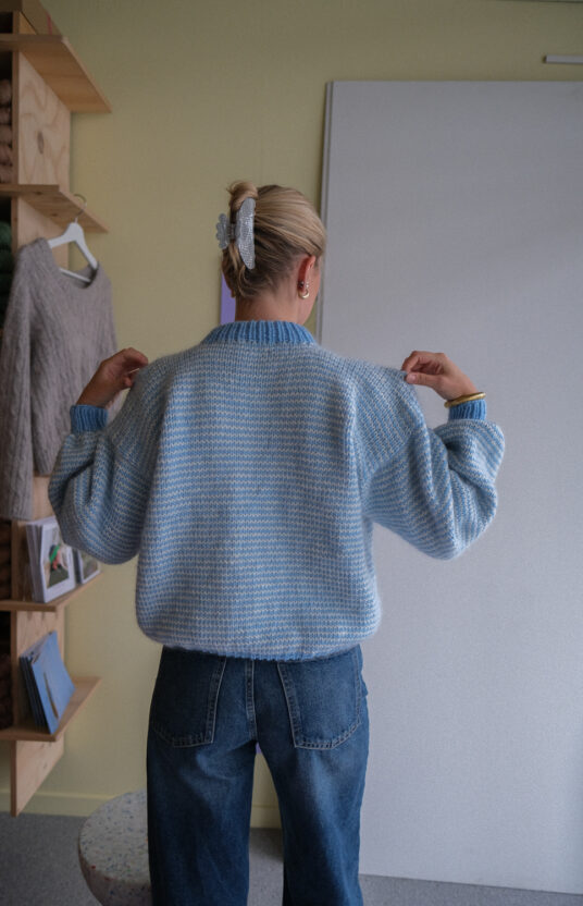 strikkeoppskrift enkel genser med striper. Populær strikk til dame og jenter. strikkegenser inspirasjon fargerik strikk turstrikk dame