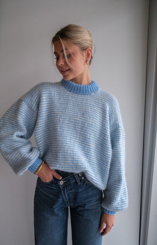 strikkeoppskrift enkel genser med striper. Populær strikk til dame og jenter. strikkegenser inspirasjon fargerik strikk turstrikk dame