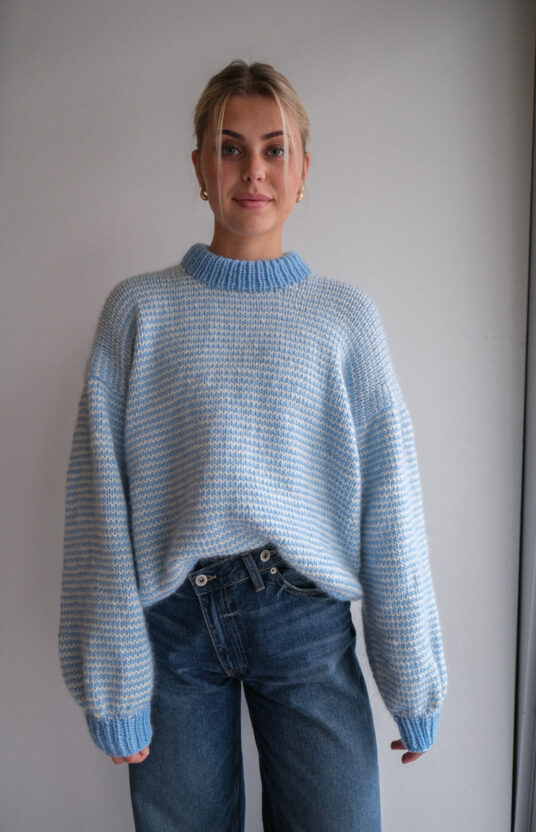 strikkeoppskrift enkel genser med striper. Populær strikk til dame og jenter. strikkegenser inspirasjon fargerik strikk turstrikk dame