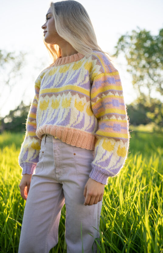 tulipan genser strikkeoppskrift. Genser med blomster 80 talls genser strikk og garn. Tulipangenser HipKnit. Flower power strikk