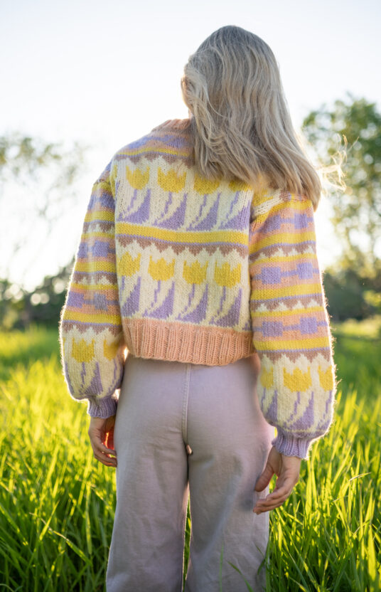 tulipan genser strikkeoppskrift. Genser med blomster 80 talls genser strikk og garn. Tulipangenser HipKnit. Flower power strikk