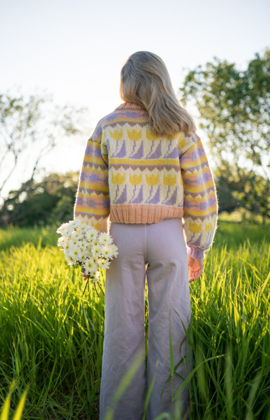 tulipan genser strikkeoppskrift. Genser med blomster 80 talls genser strikk og garn. Tulipangenser HipKnit. Flower power strikk