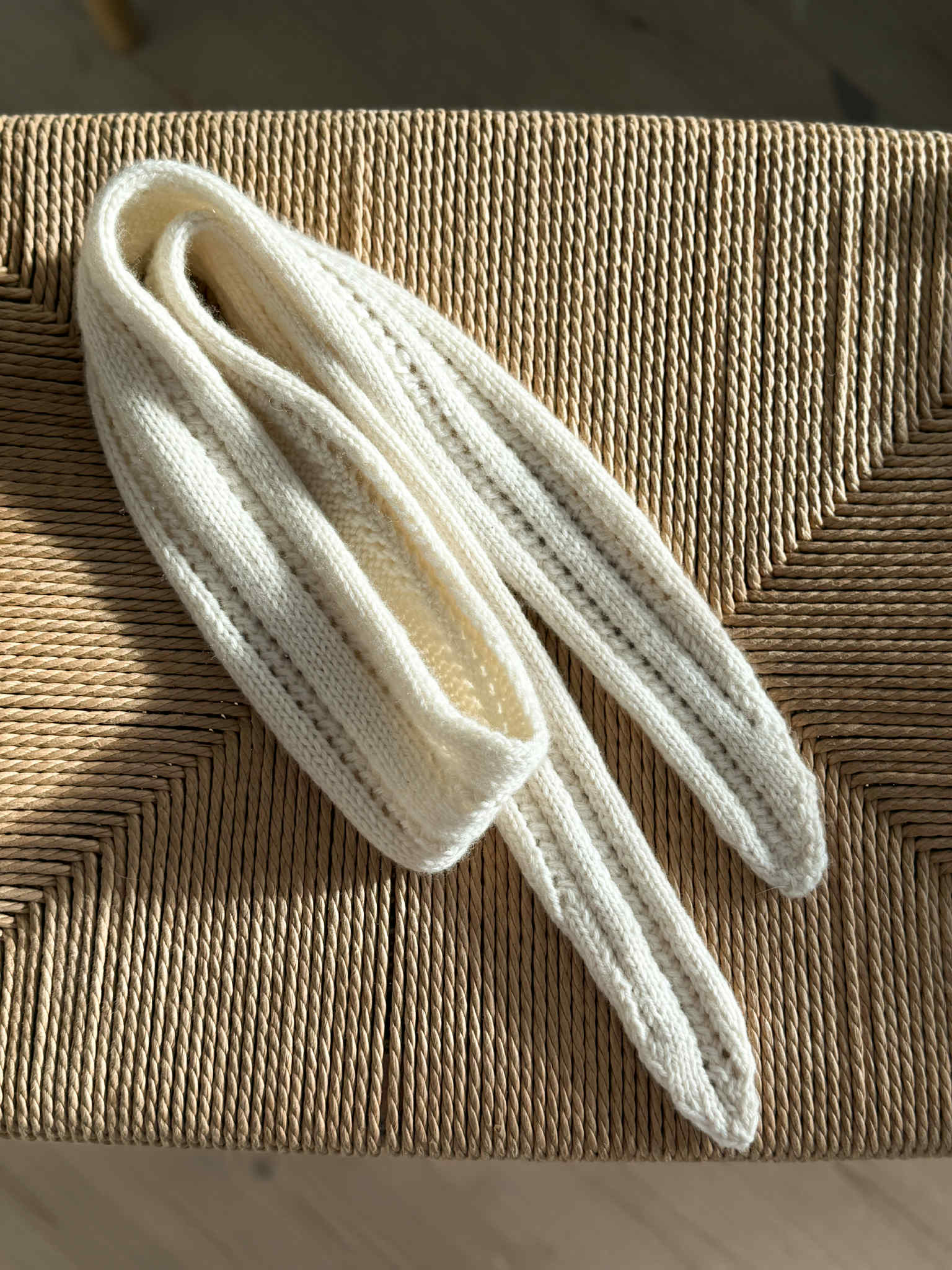 Love scarf knitting pattern - HipKnitShop strikkeoppskrift lite skjerf. Strikket sjal oppskrift. Populært lite skjerf sjal oppskrift