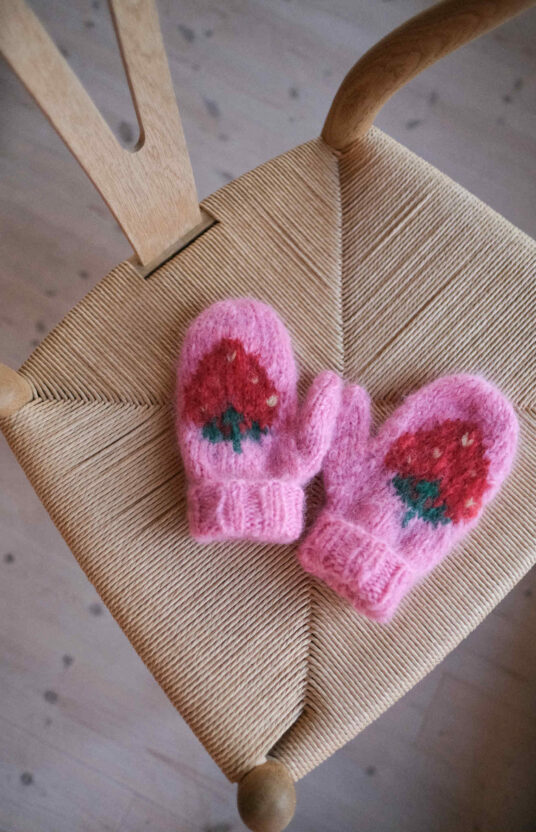 knitted mittens pattern. Mittens knitting pattern with strawberries on