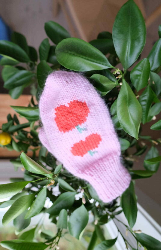 strikkevotter med frukt eple votter mønster strikkeoppskrift rosa vottern med røde epler