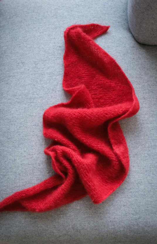 fluffy mohair sjal strikkeoppskrift enkelt trekantskjerf strikket