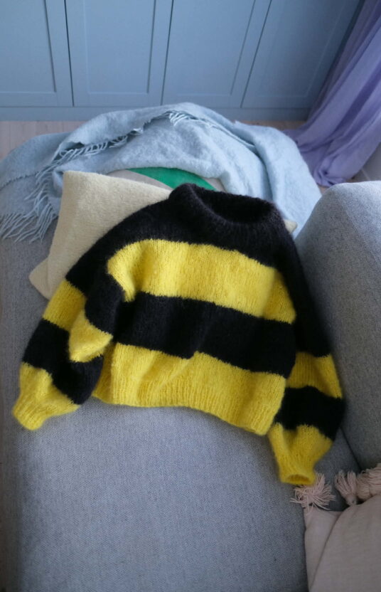 knitted sweater mohair fluff and colors. Knitted sweater bodø glimt football sweater. knitting pattern sweater women bodø glimt