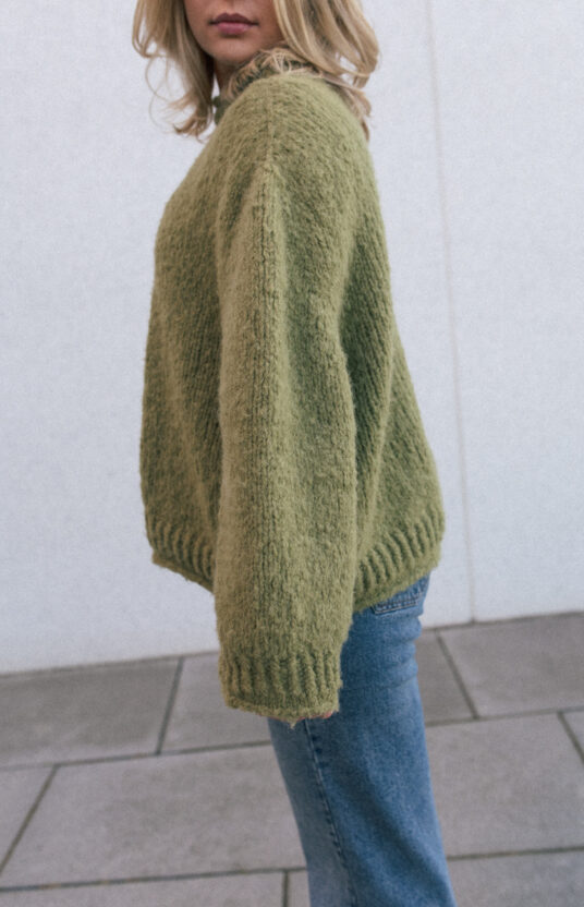 Bluebird sweater bonbon, brushed alpaca, knitted sweater strikkegenser dame myk høy hals raglan strikkeoppskrift enkel genser populær strikkegenser