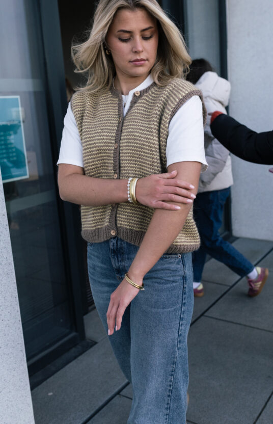 strikkeoppskrift vest med striper. Strikkevest oppskrift til dame. Strikket vest oppskrift og garn inspirasjon knitted vest