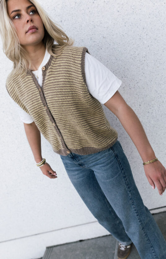 strikkeoppskrift vest med striper. Strikkevest oppskrift til dame. Strikket vest oppskrift og garn inspirasjon knitted vest