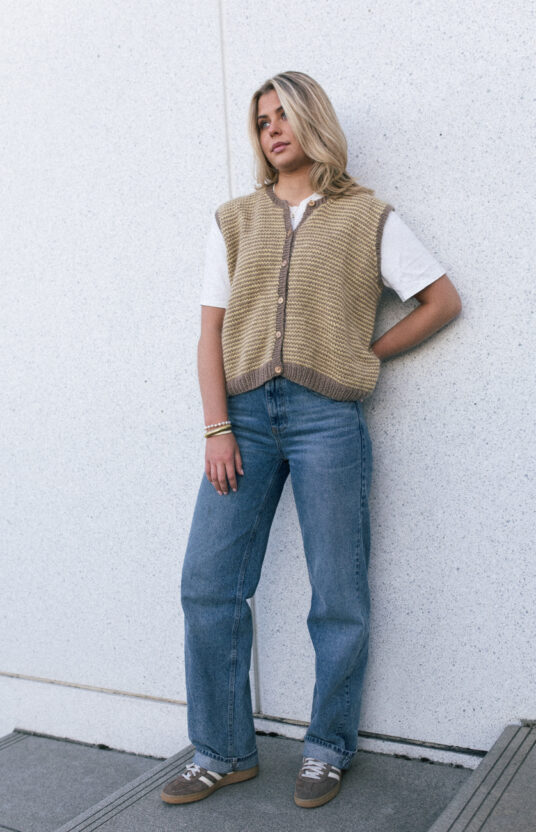 strikkeoppskrift vest med striper. Strikkevest oppskrift til dame. Strikket vest oppskrift og garn inspirasjon knitted vest