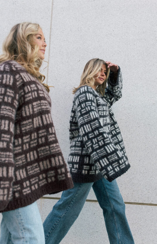 knitting pattern sweater women raglan hiking sweater with colors skappel helene moo knitting sweater adventure