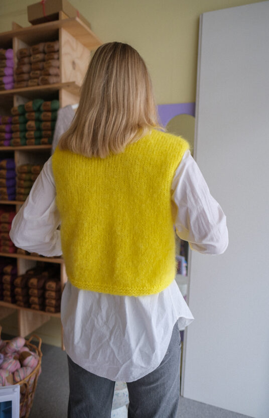 strikket vest til dame med snorer. Strikkeoppskrift vest dame oppskrift og garn. Nettbutikk garn og strikk til dame barn og herre. fargerik strikk fluff mohair