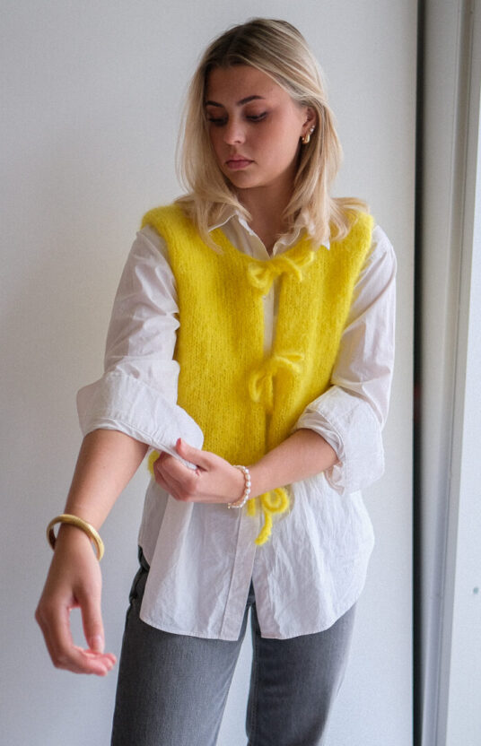 strikket vest til dame med snorer. Strikkeoppskrift vest dame oppskrift og garn. Nettbutikk garn og strikk til dame barn og herre. fargerik strikk fluff mohair