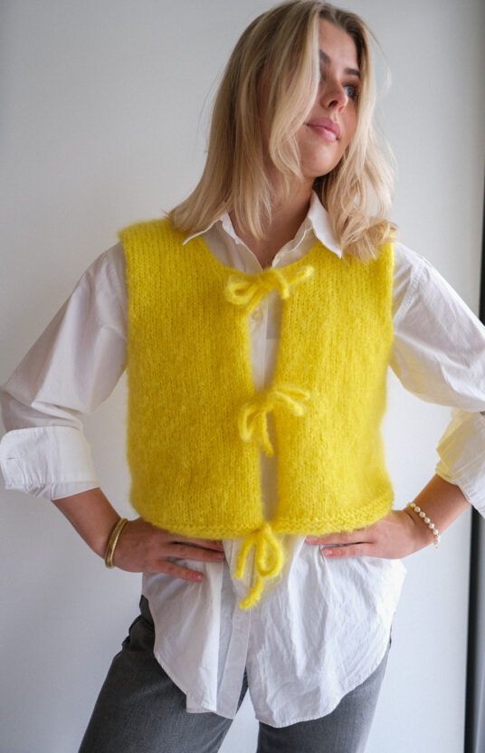 strikkeoppskrift vest med knyting. strikket slipover dame oppskrt vest dame nettbutik farger og fluff mohair