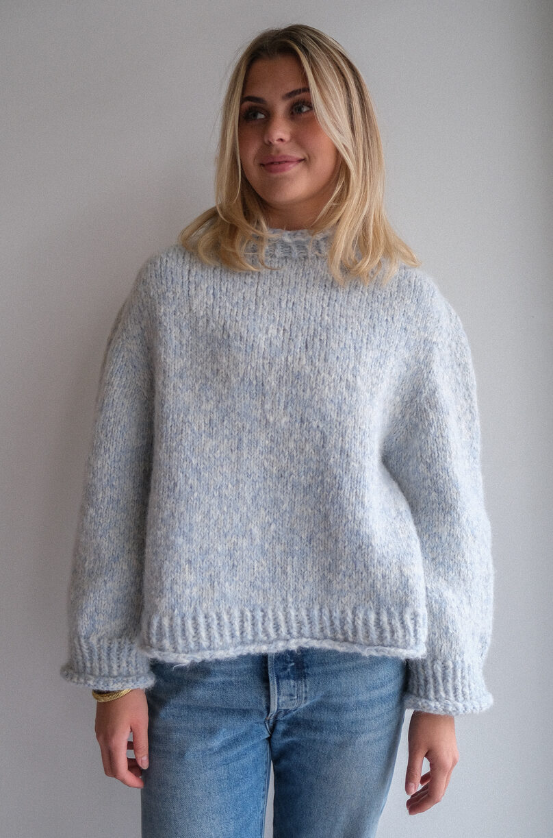 Bluebird sweater knitting pattern - HipKnitShop strikkegenser melert oppskrift tykk ullgenser til dame. Fargerik strikk turgenser dame. Strikkeoppskrift damegenser varm