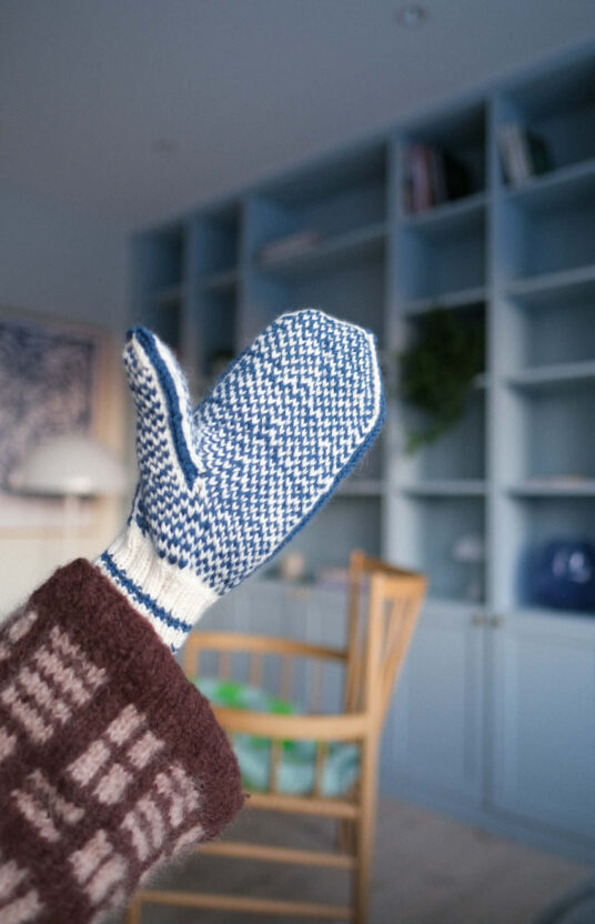 Fisherman mittens knitting pattern, Oppskrift tradisjonelle votter med fisker. selbuvotter inspirasjon vottestrikk. strikkeoppskrift votter dame og herre