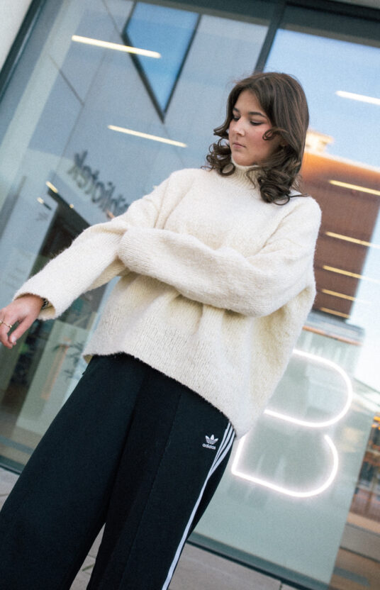 kosegenser enkel ensfarget genser strikkeoppskrift genser dame i børstet alpakka