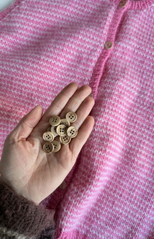 knapper i tre til strikkejakke og vest. Fine knapper til strikk nettbutikk
