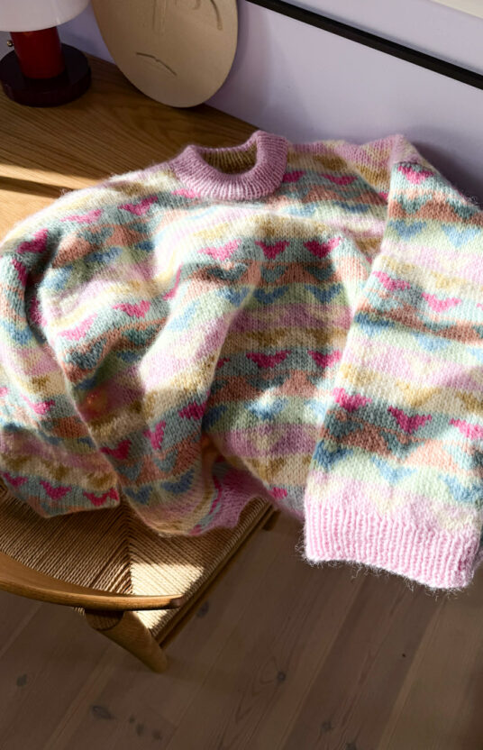 Fargerik turgenser dame strikkeoppskrift. Ullgenser strikket til dame. Turgenser oppskrift. Kule strikkegensere. Colorful knitted sweater pattern and yarn. Womens knitted sweater pattern