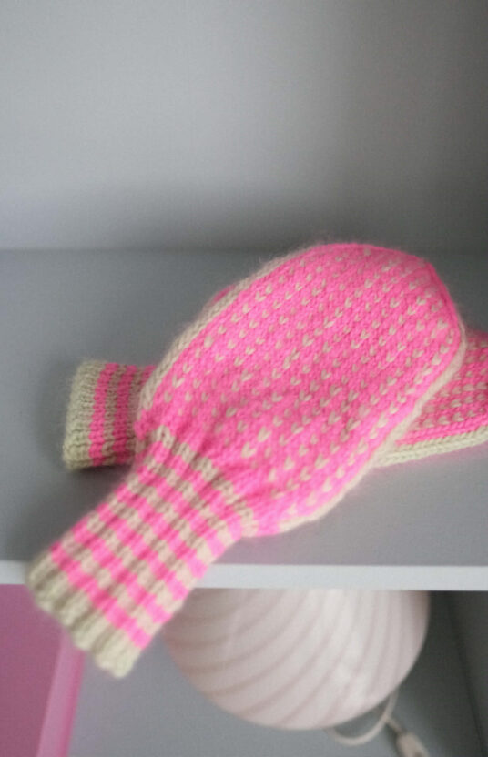 Strikkevotter oppskrift. Enkle votter i ull i tradosjonell still oppskrift og garn. Selbuvotter og liknende votter oppskrifter inspirasjon vottestrikk. Gavestrikk inspirasjon