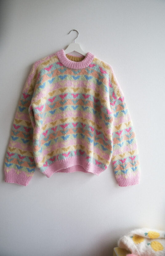 Fargerik turgenser dame strikkeoppskrift. Ullgenser strikket til dame. Turgenser oppskrift. Kule strikkegensere. Colorful knitted sweater pattern and yarn. Womens knitted sweater pattern