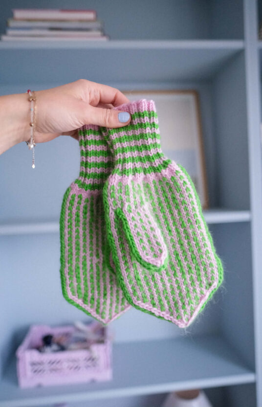 Strikkevotter oppskrift. Enkle votter i ull i tradosjonell still oppskrift og garn. Selbuvotter og liknende votter oppskrifter inspirasjon vottestrikk. Gavestrikk inspirasjon