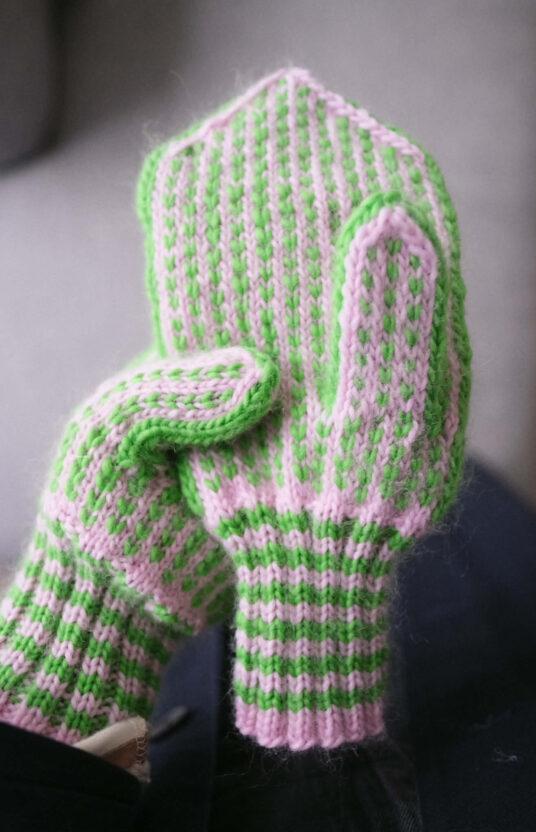 Strikkevotter oppskrift. Enkle votter i ull i tradosjonell still oppskrift og garn. Selbuvotter og liknende votter oppskrifter inspirasjon vottestrikk. Gavestrikk inspirasjon