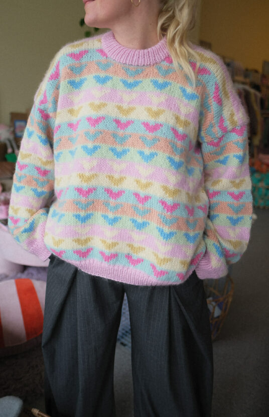 Fargerik turgenser dame strikkeoppskrift. Ullgenser strikket til dame. Turgenser oppskrift. Kule strikkegensere. Colorful knitted sweater pattern and yarn. Womens knitted sweater pattern