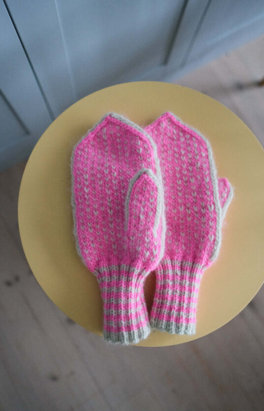 Strikkevotter oppskrift. Enkle votter i ull i tradosjonell still oppskrift og garn. Selbuvotter og liknende votter oppskrifter inspirasjon vottestrikk. Gavestrikk inspirasjon