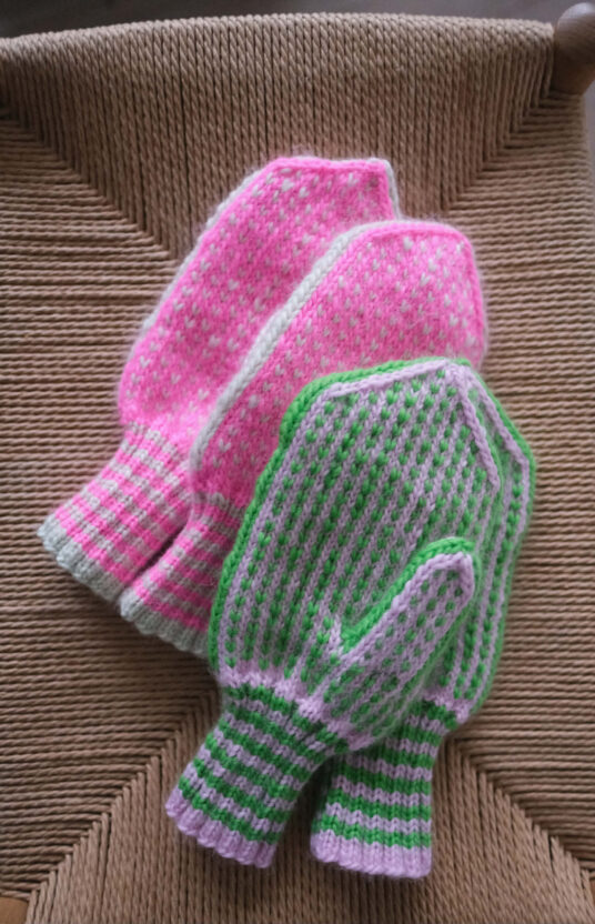 Strikkevotter oppskrift. Enkle votter i ull i tradosjonell still oppskrift og garn. Selbuvotter og liknende votter oppskrifter inspirasjon vottestrikk. Gavestrikk inspirasjon