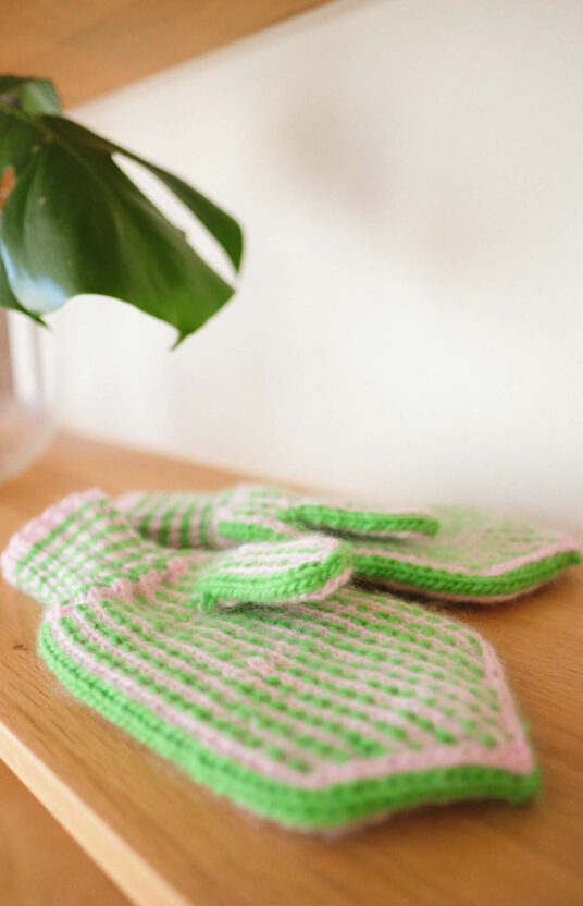 Strikkevotter oppskrift. Enkle votter i ull i tradosjonell still oppskrift og garn. Selbuvotter og liknende votter oppskrifter inspirasjon vottestrikk. Gavestrikk inspirasjon