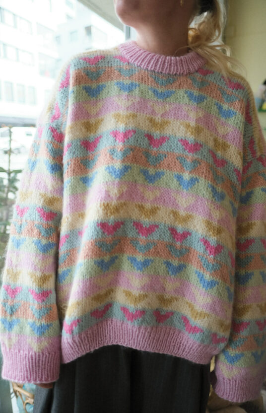 Fargerik turgenser dame strikkeoppskrift. Ullgenser strikket til dame. Turgenser oppskrift. Kule strikkegensere. Colorful knitted sweater pattern and yarn. Womens knitted sweater pattern