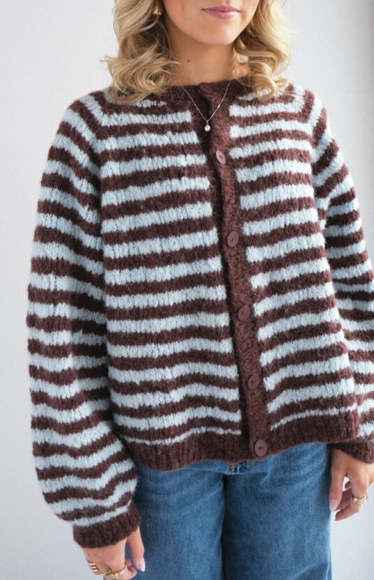 knitting jacket with stripe knitting pattern. Cardigan for women knitted from top to bottom. Knitting pattern womens cardigan knitted top down with stripes in bonbon brushed alpaca