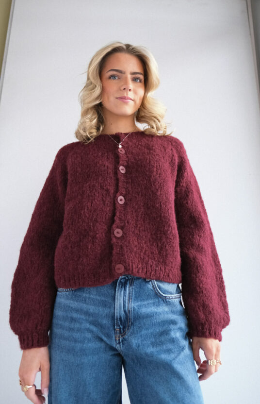 knitting jacket with stripe knitting pattern. Cardigan for women knitted from top to bottom. Knitting pattern womens cardigan knitted top down with stripes in bonbon brushed alpaca