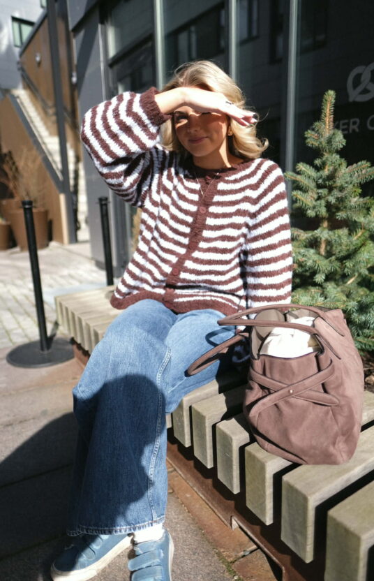 strikkejakke med stripe strikkeoppskrift. Cardigan til dame strikket ovenfra og ned. Knitting pattern womens cardigan knitted top down with stripes in bonbon brushed alpaca