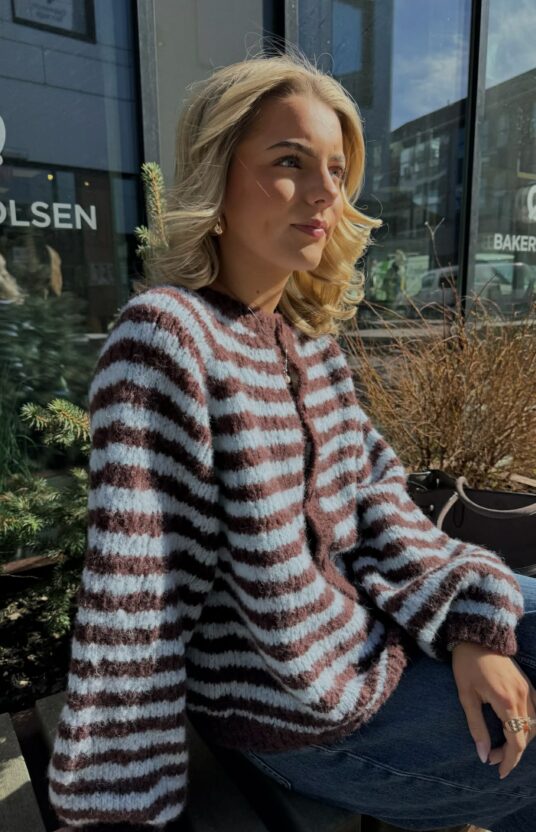 knitting jacket with stripe knitting pattern. Cardigan for women knitted from top to bottom. Knitting pattern womens cardigan knitted top down with stripes in bonbon brushed alpaca