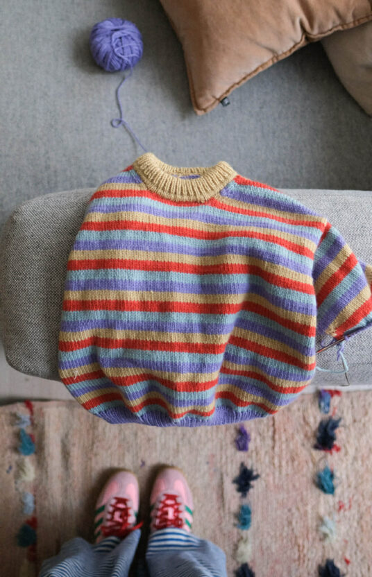 strikkeoppskrift genser til barn med striper. Genser strikket ovenfra og ned. Strikk til gutt. strikk til jente. fin og enkel barnegenser oppskrift. Knitting pattern kids sweater with stripes in merino