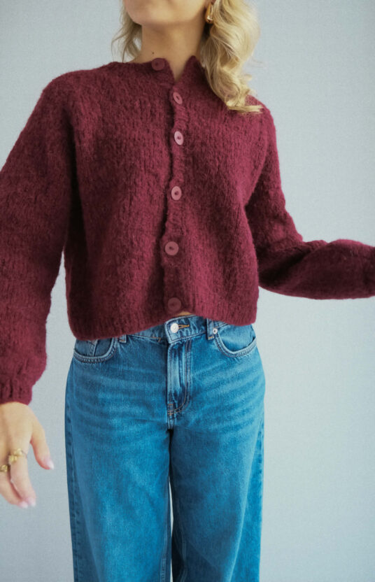 knitting jacket with stripe knitting pattern. Cardigan for women knitted from top to bottom. Knitting pattern womens cardigan knitted top down with stripes in bonbon brushed alpaca