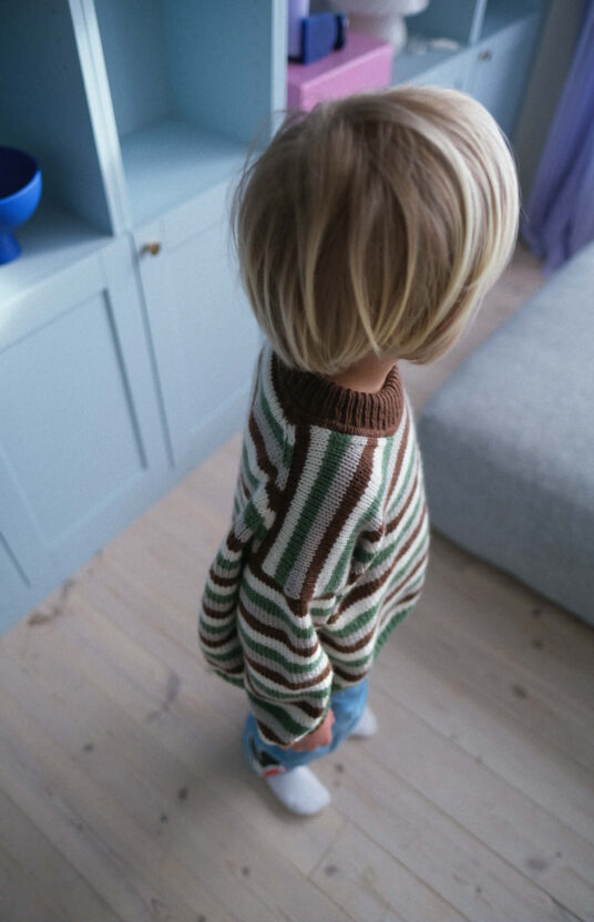 strikkeoppskrift genser til barn med striper. Genser strikket ovenfra og ned. Strikk til gutt. strikk til jente. fin og enkel barnegenser oppskrift. Knitting pattern kids sweater with stripes in merino
