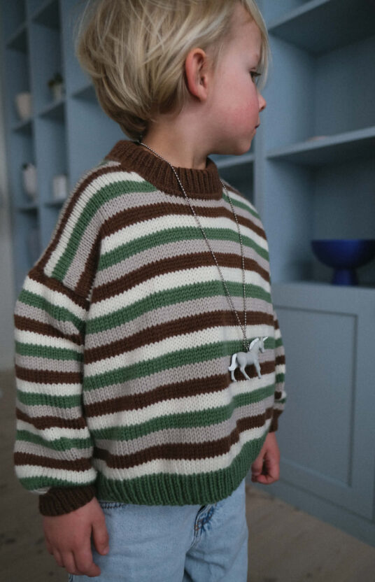strikkeoppskrift genser til barn med striper. Genser strikket ovenfra og ned. Strikk til gutt. strikk til jente. fin og enkel barnegenser oppskrift. Knitting pattern kids sweater with stripes in merino